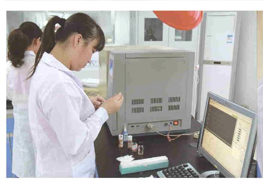 金鹿研发人员实验中